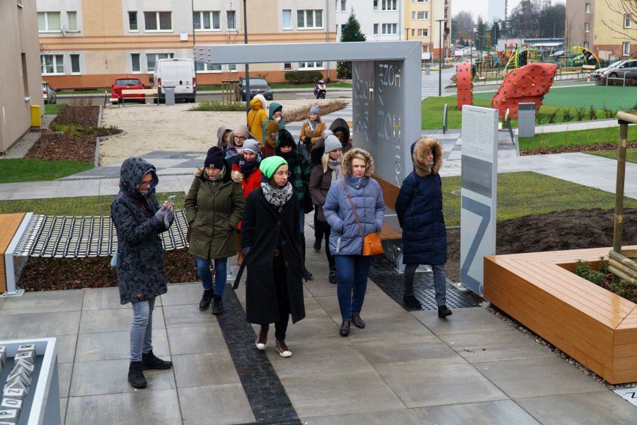 Wizyta przedstawicieli i przedstawicielek Obszaru Metropolitalnego Gdańsk-Gdynia-Sopot na terenach rewitalizowanych w Gdyni; os. Zamenhofa-Opata Hackiego (Chylonia), fot. Aleksander Trafas (LIS)