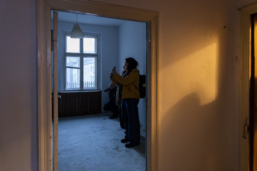 Dwie osoby w mieszkaniu robi zdjęcia.