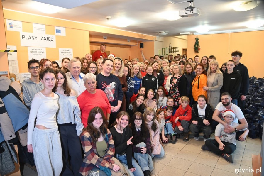 Zdjęcie grupowe wszystkich pomagających przy pakowaniu paczek