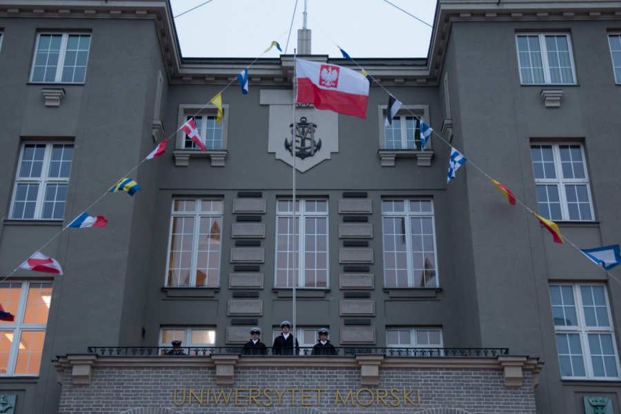 Uroczyste podniesienie bandery na budynku Uniwersytetu Morskiego przy ul. Morskiej 83 z okazji święta uczelni // fot. UMG