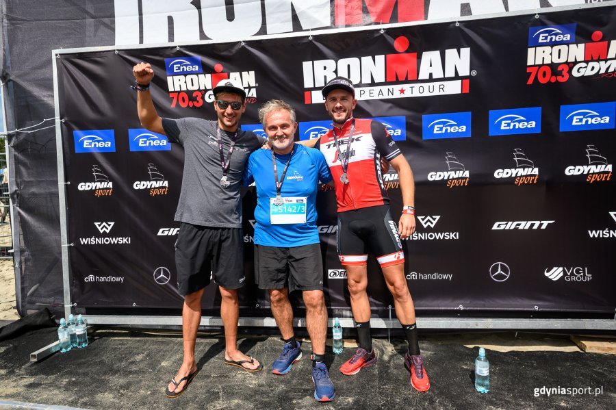 Prezydent Wojciech Szczurek, Jakub Krzyżak oraz Filip Zaborowski stworzyli sztafetę, która mocno zamieszała na Enea IRONMAN 70.3 Gdynia / fot. gdyniasport.pl