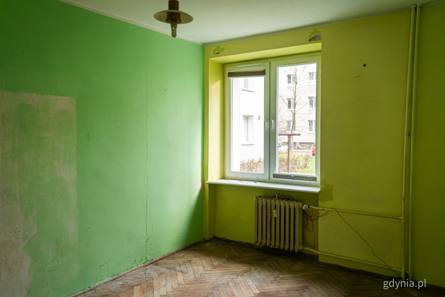 Wnętrze jednego z mieszkań komunalnych w Gdyni, kt&oacute;re wymaga remontu i zostanie uwzględnione w programie (fot. Kamil Złoch)