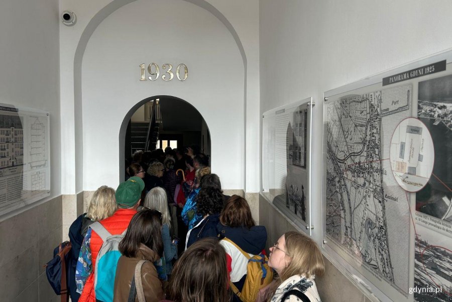 Uczestnicy spaceru zobaczyli wnętrza niekt&oacute;rych gdyńskich kamienic (fot. Magdalena Starnawska)