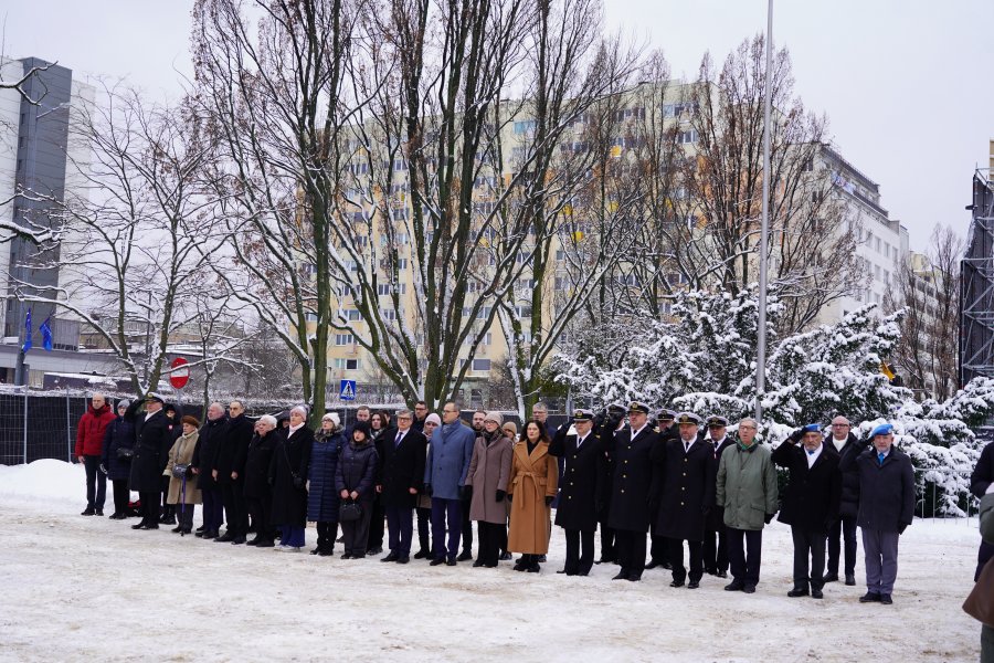 W oficjalnych&nbsp;uroczystościach, poprowadzonych przez Marynarkę Wojenną&nbsp;wzięli udział między innymi: wiceprezydent Gdyni, Rafał Geremek, wicewojewoda&nbsp;pomorski&nbsp;Emil Rojek, posłanka Dorota Arciszewska-Mielewczyk,&nbsp;posłanka Wioleta Tomczak, przedstawiciele sejmu i senatu,&nbsp;gdyńscy radni,&nbsp;działacze, Stowarzyszenie Kombatant&oacute;w Misji Pokojowych ONZ koło nr 31 Gdyni, członkowie&nbsp;stowarzyszeń patriotycznych, mieszkańcy i uczniowie gdyńskich szk&oacute;ł