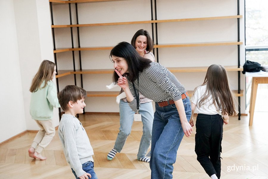 Olena Yanchuk i uczestnicy zajęć w Konsulacie Kultury