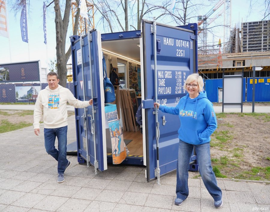Katarzyna i Mariusz Kiedrowiczowie przed nowym sklepem przy Alei Jana Pawła II