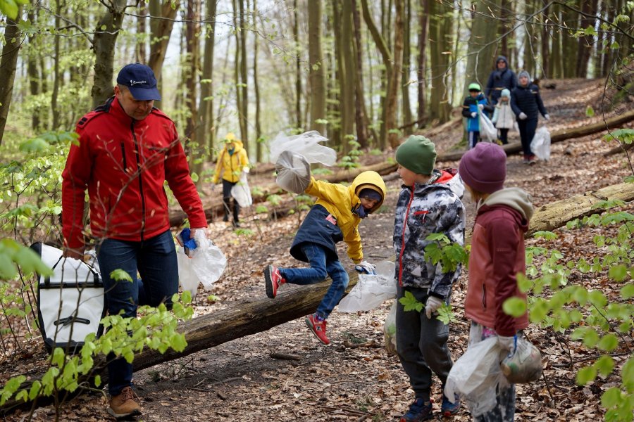 Sprzątanie w ramach Dnia Ziemi w lesie