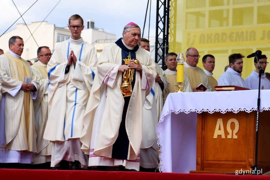 Uroczystość podniesienia świątyni do godności bazyliki mniejszej. Na zdjęciu abp. Salvatore Penacchio / fot. Paweł Kukla