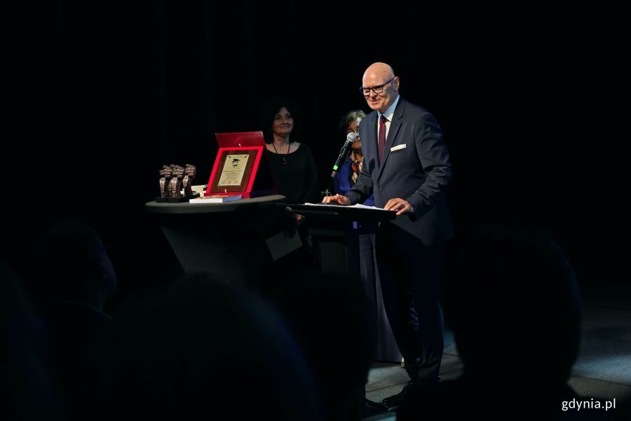 Wojciech Kodłubański &ndash; prezes Towarzystwa Miłośnik&oacute;w Gdyni przemawiający podczas uroczystości z okazji 50-lecia Towarzystwa Miłośnik&oacute;w Gdyni 