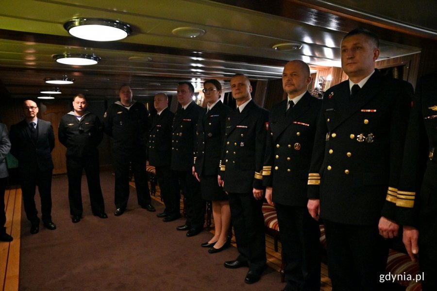 Żołnierze Marynarki Wojennej i pracownicy Akademii Marynarki Wojennej, którzy otrzymali odznaczenia Światowego Związku Żołnierzy Armii Krajowej, podczas uroczystości na pokładzie historycznego niszczyciela ORP „Błyskawica” 