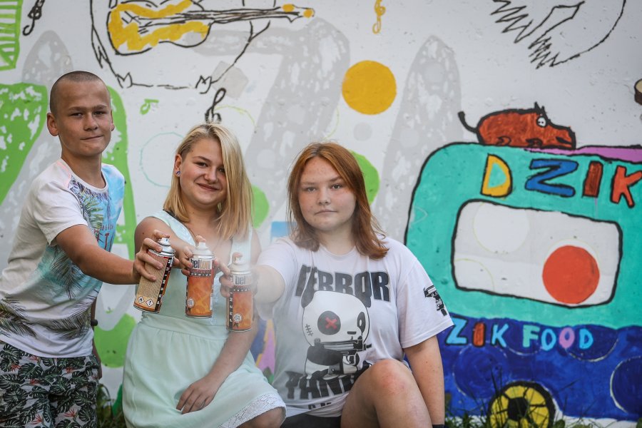 Od lewej: Kuba, Tatiana i Wiktoria i mural na tyłach budynku Chwarznieńska 36 // fot. Karolina Misztal-Świderska