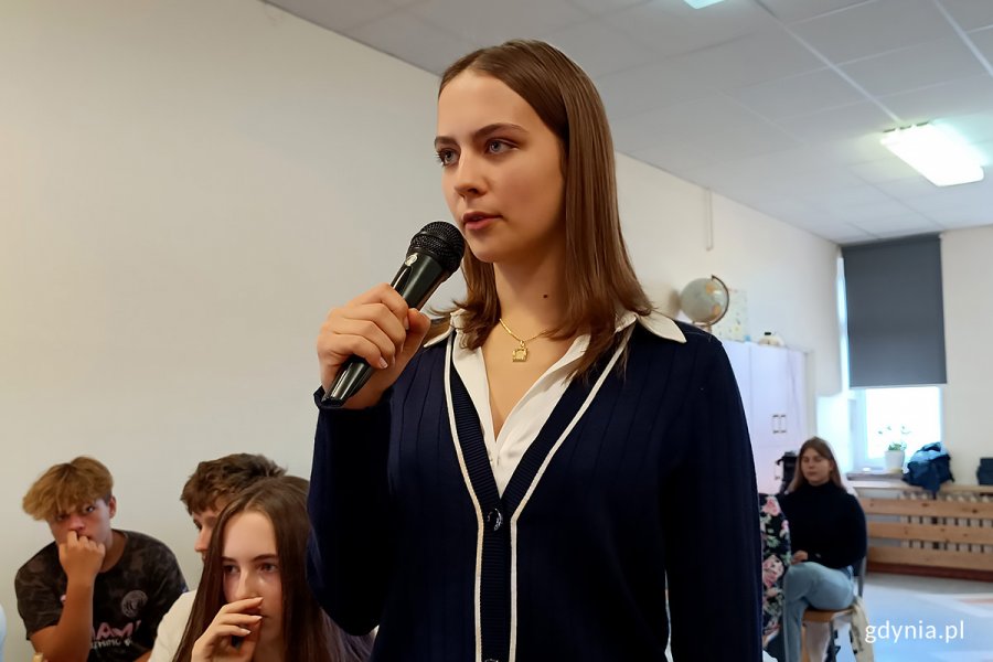 Uczennica z mikrofonem