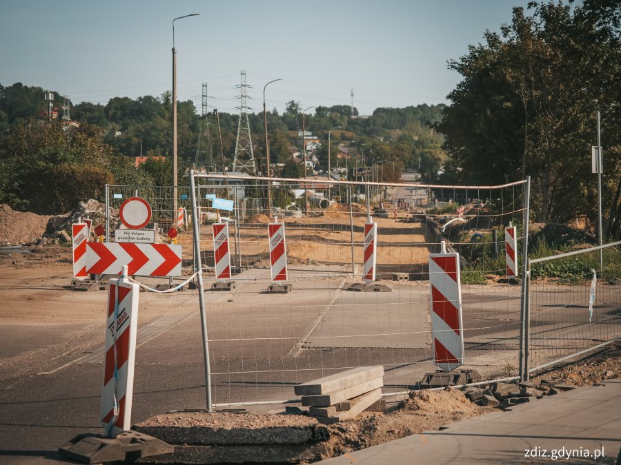 Budowa wiaduktu w ciągu ul. Puckiej, widoczne znaki, zmieniona organizacja ruchu