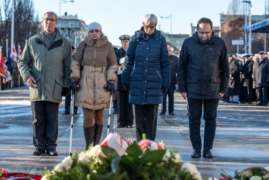 Wieniec kwiatów pod pomnikiem Polski Morskiej zlożyli: przewodnicząca Rady Miasta Joanna Zielińska, wiceprzewodniczący Rady Miasta Andrzej Bień, Elżbieta Sierżęga oraz przewodniczący Rady Dzielnicy Grabówek Zenon Roda // fot. Dawid Linkowski
