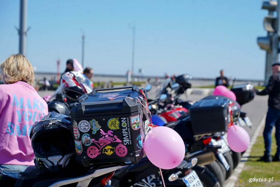 Motocykle z r&oacute;żowymi akcentami na mecie przejazdu charytatywnego na rzecz zdrowia kobiet 