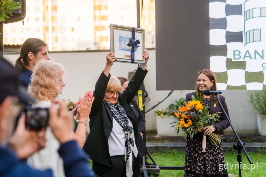Maria Piradoff-Link z prezentem od prezydent Gdyni Aleksandry Kosiorek