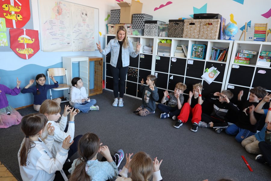 Uczniowie SP 53 z ZSO nr 6 nauczyli się z Beatą Bednarek migać dla swojej stulatki słowo "Gdynia" 