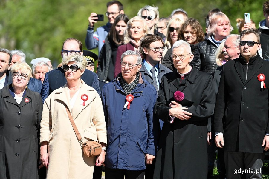 Od lewej: posłanka Henryka Krzywonos-Strycharska, Jakub Ubych - wiceprzewodniczący Rady Miasta Gdyni, radni Elżbieta Raczyńska i Zenon Roda oraz ks. Edmund Skalski - proboszcz parafii Najświętszej Maryi Panny Królowej Polski podczas uroczystości z okazji Narodowego Święta Konstytucji 3 Maja, które odbyły się przed pomnikiem Konstytucji 3 Maja przy ul. Słowackiego // fot. Michał Puszczewicz