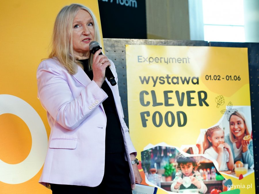 Alicja Harackiewicz, dyrektorka Centrum Nauki Experyment, przemawiająca podczas otwarcia wystawy „CLEVERFOOD for everyone” 