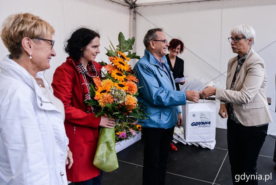Laureaci konkursu "Gdynia w Kwiatach" odebrali z rąk przewodniczącej Rady Miasta Joanny Zielińskiej nagrody i wyróżnienia // fot. Przemysła Świderski