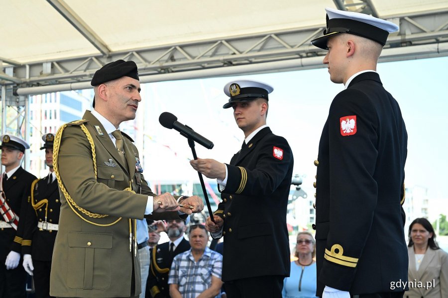 Wręczenie odznaczenia prymusowi podporucznikowi Piotrowi Wiśniewskiemu