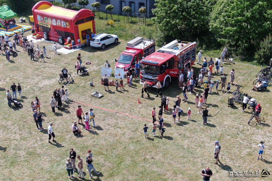 Widok z góry na dwa wozy strażackie należące do OSP Gdynia Wiczlino