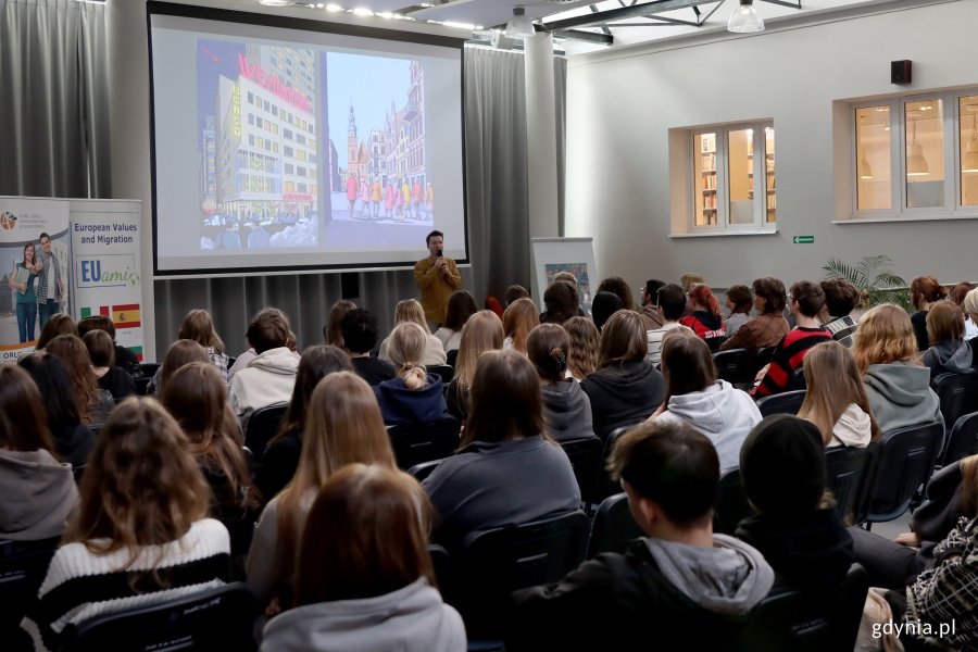 Światowy Tydzień Przedsiębiorczości 2025 w ZSA-E w Gdyni, na zdjęciu gdyński grafik Jan Rutka i uczniowie ZSA-E (fot. Katarzyna Balcerzak)