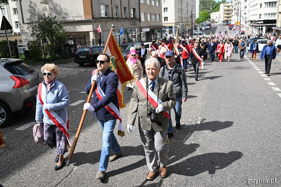 Uczestnicy uroczystości z okazji Święta Narodowego Trzeciego Maja podczas przemarszu ul. Żwirki i Wigury