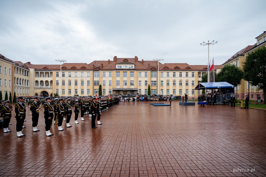 Uroczystość promocji na stopnie oficerskie dla absolwentów kursów oficerskich na Akademii Marynarki Wojennej w Gdyni (fot. Kamil Złoch)