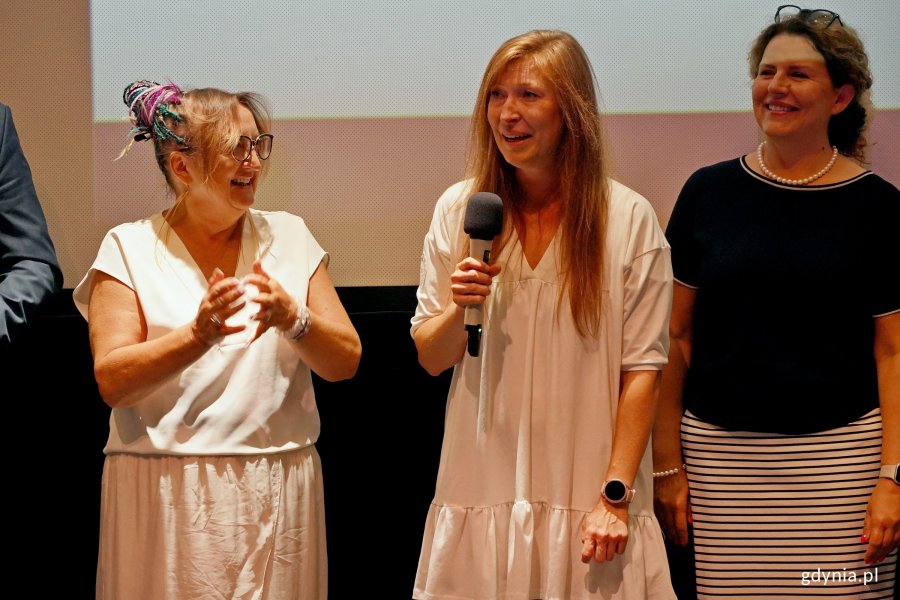 Od lewej: Grażyna Zalewska-Pawlisz – właścicielka firmy ZINK Studio, Hanna Kostkowska - laureatka konkursu „Kurs na Biznes” w kategorii „Start-up” oraz Emilia Michalska – kanclerz Uniwersytetu WSB Merito Gdynia podczas gali finałowej konkursu „Kurs na Biznes”