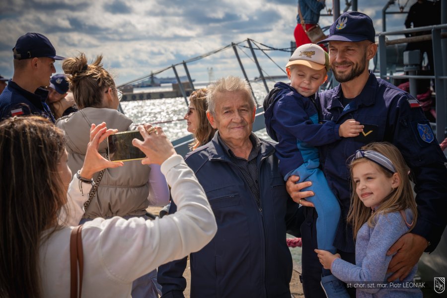 sporo ludzi witających się ze sobą, częśc w mundurach