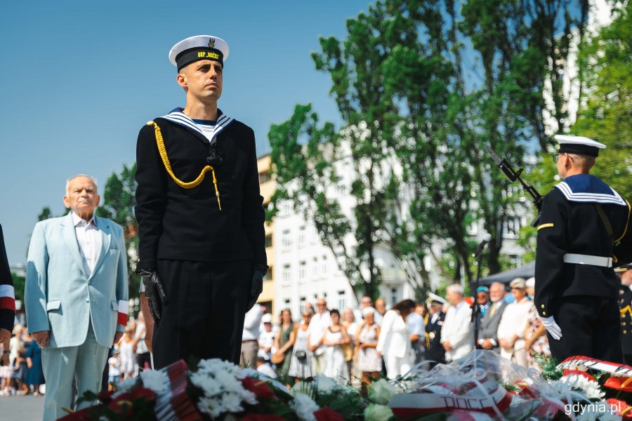 Oficjalne uroczystości z okazji Święta Wojska Polskiego w Gdyni, przy pomniku Polski Morskiej, fot. Kamil Złoch