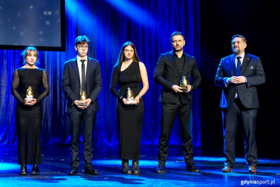 XXVII Gala Gdyńskiego Sportu w Teatrze Muzycznym w Gdyni. Odbierający nagrody dla nadziei gdyńskiego sportu, z prawej przewodniczący Rady Miasta Gdyni Tadeusz Szemiot (fot. Gdyńskie Centrum Sportu)