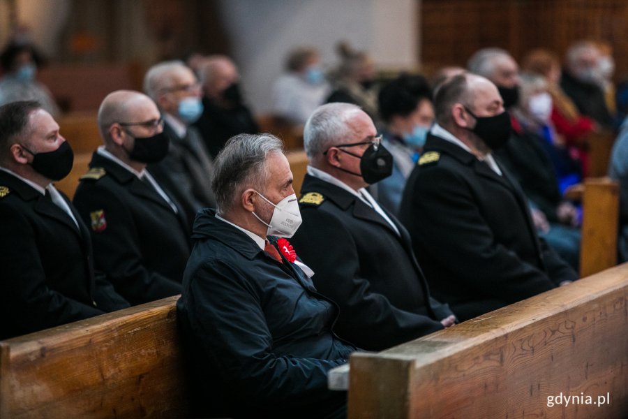 Prezydent Gdyni Wojciech Szczurek (pierwszy z lewej w pierwszym rzędzie) oraz przedstawiciele Marynarki Wojennej podczas mszy świętej w intencji ojczyzny, która odbyła się w kościele Najświętszej Marii Panny Królowej Polski // fot. Karol Stańczak