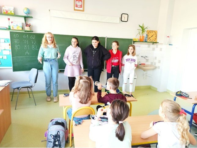 Starsi koledzy w ZSP 2 wykazali się dużą wrażliwością. Opowiadali o swoich przeżyciach, lękach i radościach, których doświadczali, będąc uczniami pierwszych klas // fot. ZSP nr 2