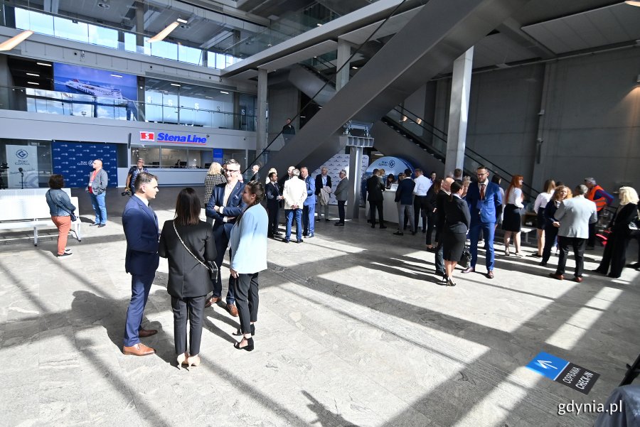 Uczestnicy ceremonii nadania nazwy nowej jednostce zebrani wewnatrz nowego terminalu promowego przy ul. Polskiej 4 // fot. Michał Puszczewicz