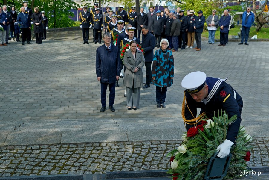 Delegacja gdyńskich samorządowców składająca kwiaty pod pomnikiem Obrońców Wybrzeża na Cmentarzu Wojennym w Redłowie podczas uroczystości z okazji 80. rocznicy zakończenia II wojny światowej. Od lewej: wiceprezydent Gdyni Rafał Geremek, prezydent Gdyni Aleksandra Kosiorek oraz radna miasta Joanna Zielińska
