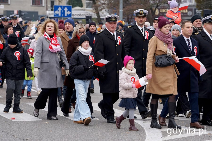 Mieszkańcy przeszli ulicą Świętojańską przed pomnik Polski Morskiej (fot. Mirosław Pieślak)