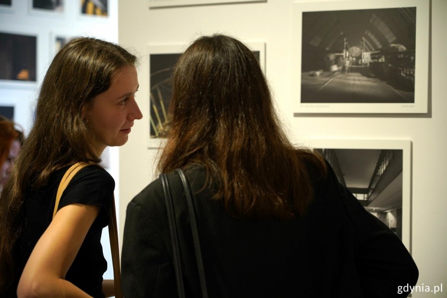 Goście na wernisażu wystawy pokonkursowej w galerii Gdyńskiego Centrum Filmowego