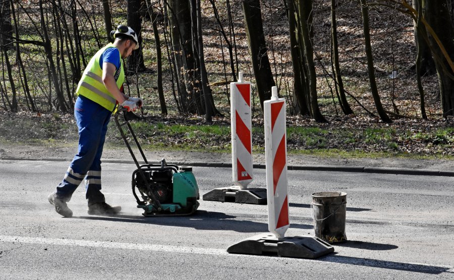 Wraz z początkiem wiosny Zarząd Dróg i Zieleni rozpoczął prace remontowe i naprawcze, fot. Kamil Złoch