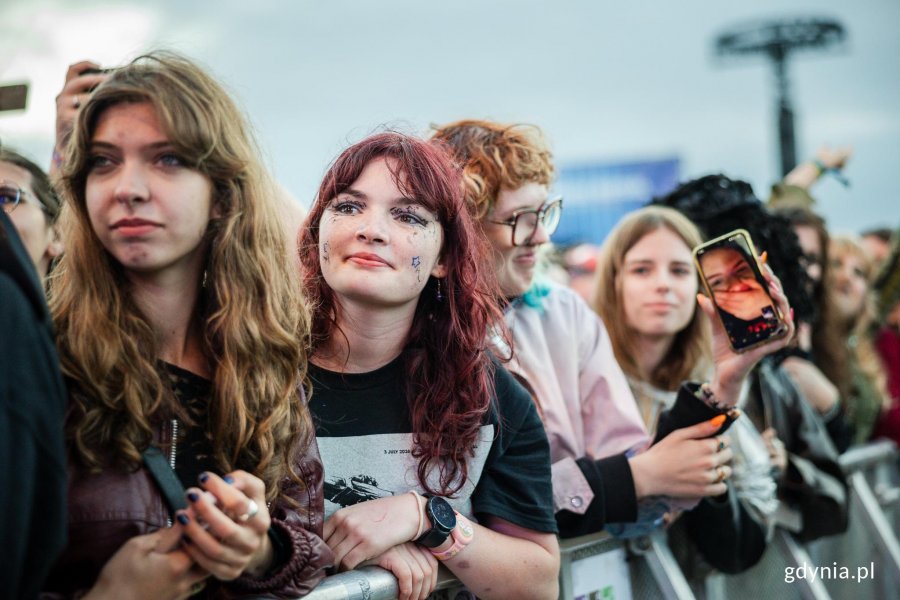 Uczestnicy festiwalu pod sceną gł&oacute;wną podczas jednego z koncert&oacute;w 