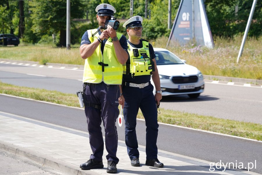Funkcjonariusze kontrolujący prędkość użytkowników jednośladów. Na zdjęciu: sierż. Marcin Kowalski i st. post. Arkadiusz Witek (fot. Magdalena Starnawska)