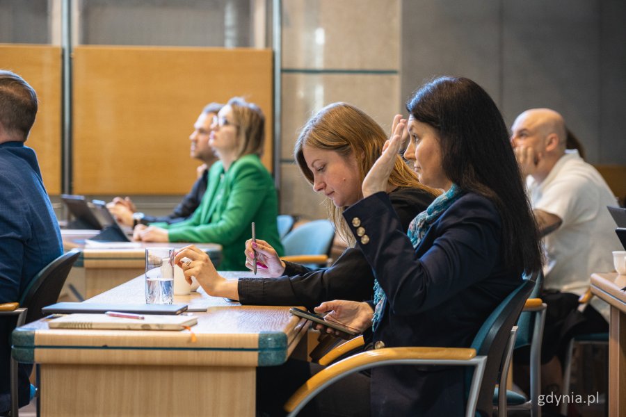 Nadzwyczajna sesja Rady Miasta Gdyni z dnia 20 maja 2025 roku – radne Emilia Rogała i Natalia Kłopotek-Główczewska (fot. Kamil Złoch)