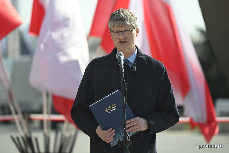 Przem&oacute;wienie wiceprezydenta Gdyni Rafała Geremka. Miejskie uroczystości związane z 81. rocznicą zakończenia walk o wyzwolenie Gdyni pod Pomnikiem Polski Morskiej (fot. Michał Puszczewicz)