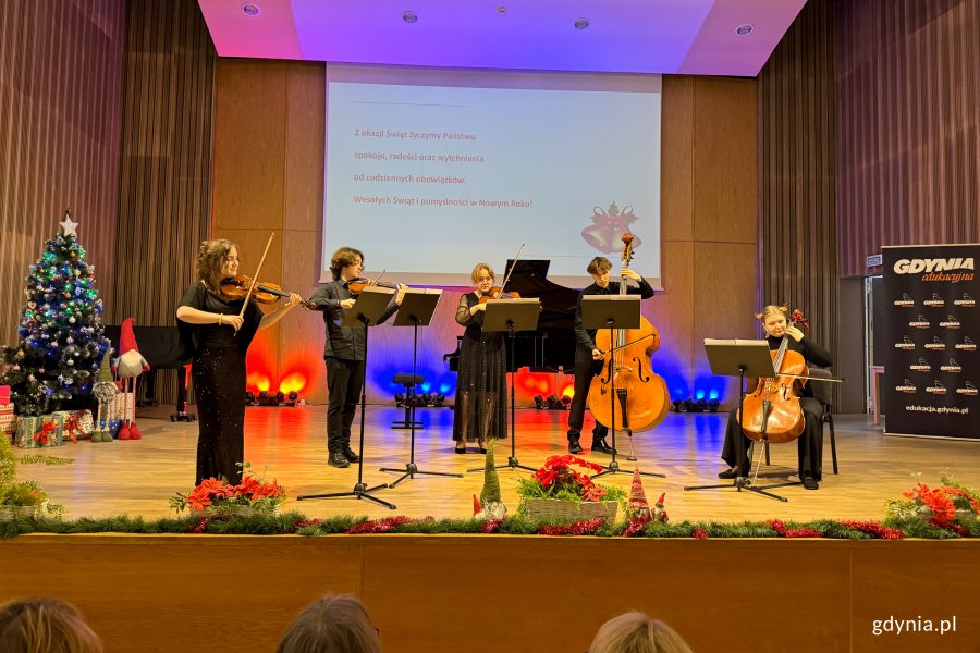 Spotkanie kadry zarządającej gdyńskich plac&oacute;wek oświatowych, na zdjęciu uczennice i uczniowie ze Szkoły Muzycznej I i II stopnia im. Zygmunta Noskowskiego (fot. Katarzyna Balcerzak)