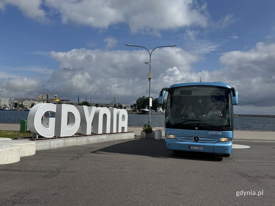niebieski autokar i napis Gdynia