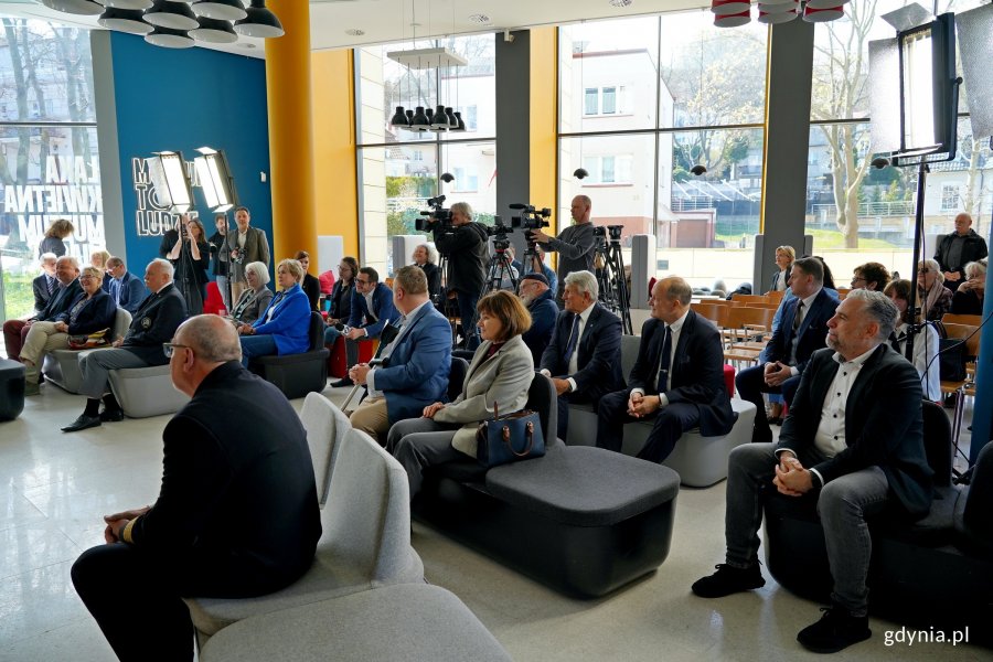 Uczestnicy gali wręczenia Nagrody im. Kapitana Leszka Wiktorowicza zebrani w Muzeum Miasta Gdyni 