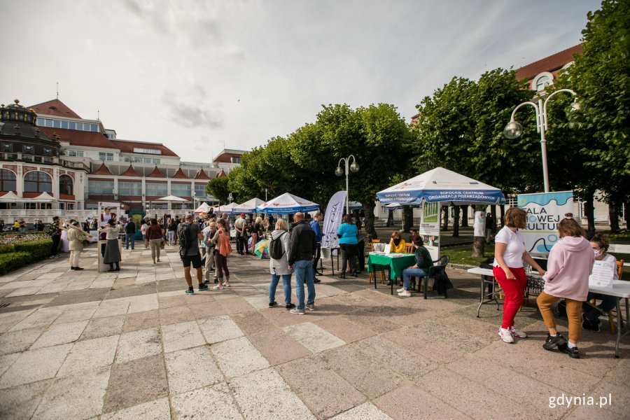 Stoiska informacyjne instytucji i organizacji rozstawione na skwerze Kuracyjnym w Sopocie z okazji Dni Solidarności z Osobami Chorującymi Psychicznie // fot. Karol Stańczak