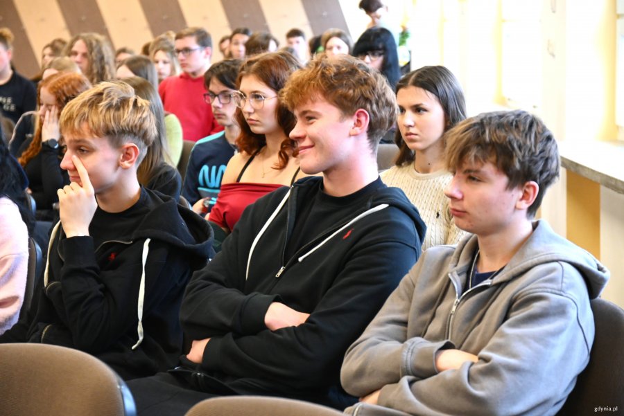 Licealiści w sali