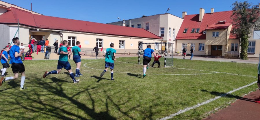 Rozgrywki na boisku podczas Turnieju Piłki Nożnej Olimpiad Specjalnych 
